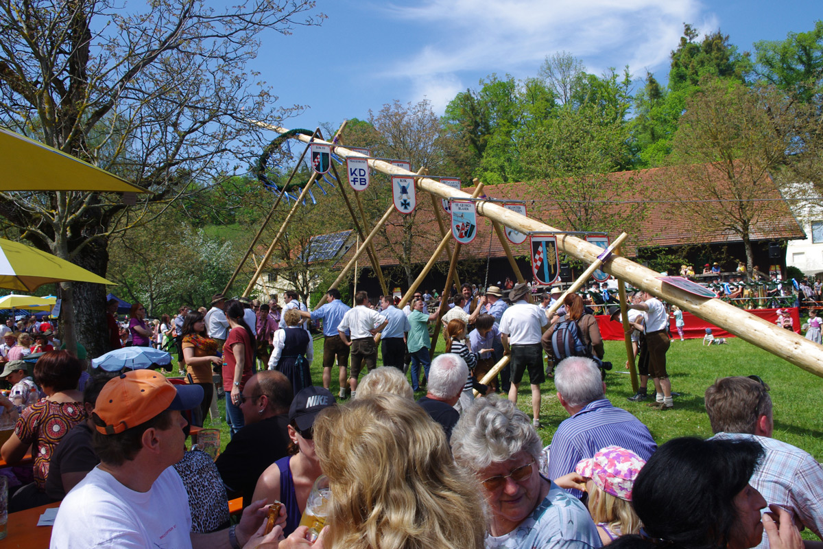 Maibaumaufstellen – eine alte deutsche Tradition